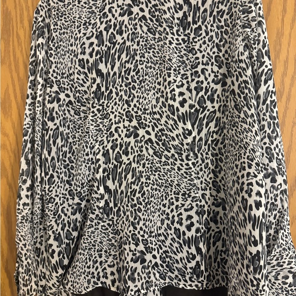 Woman’s Avenue Leopard Button up or Open Blouse. Size 18/20 Ruffle Top. - Picture 11 of 11